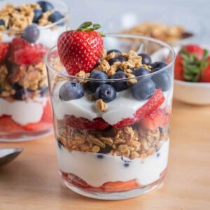 Granola, fruit & yogurt cups